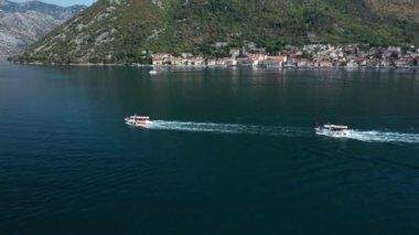 Yatlar ve gemiler denizde yüzüyor. Hava fotoğrafçılığı.