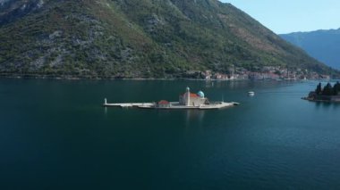 Mono Denizi 'ndeki insan yapımı adanın üzerinde hava fotoğrafçılığı.