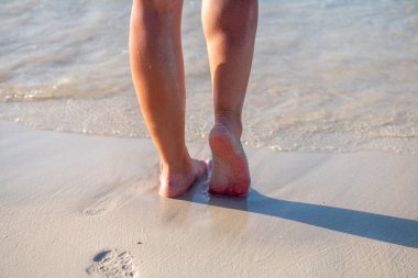 Yaz sabahı ıslak kumlu sahilde ayaklar