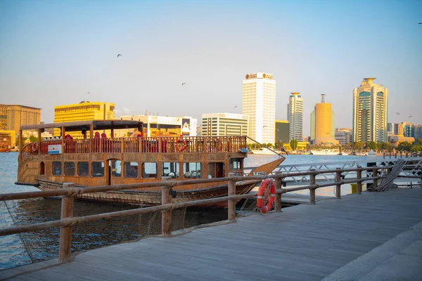 Dubai 'deki büyük ahşap iskele.