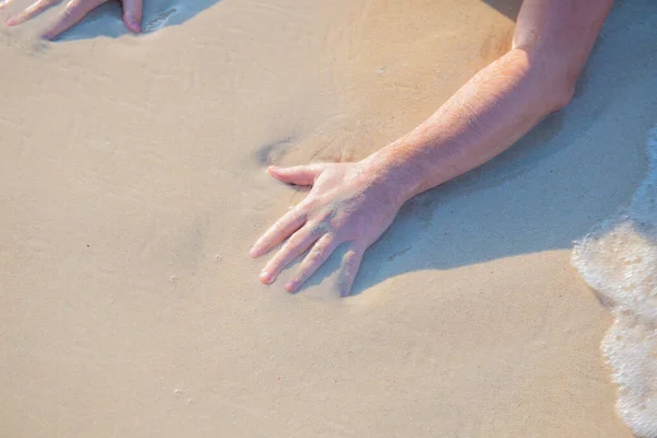 沙滩上的海岸，一个人是手 — 图库照片