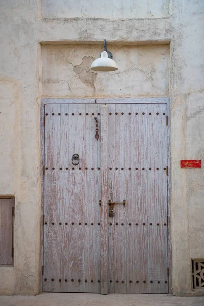 Hermosa puerta antigua en el casco antiguo — Foto de Stock