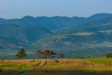 Gürcistan 'da dağlar ve yazın pitoresk tarlalar