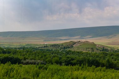 Gürcistan 'da yazın geniş yeşil tarlalar ve dağlar
