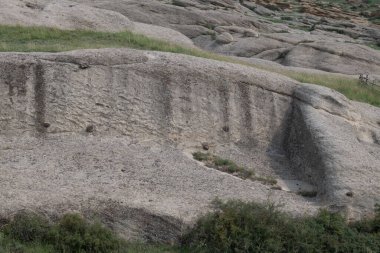 Mağaralar ve dağ geçitleri çok güzeldir.