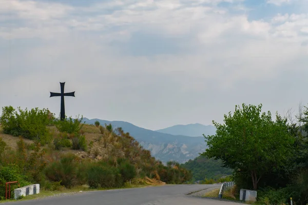 Cruce en el camino que pasa por lugares hermosos — Foto de Stock