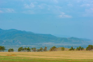 Yazın Georgia 'da mavi gökyüzü ve dağ manzarası