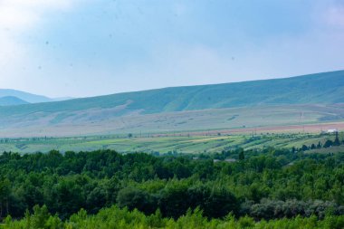 Gürcistan 'da yazın pitoresk tarlalar ve dağlar