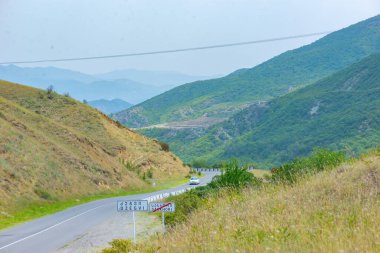 Gürcistan 'da dağlar arasında dar bir yol var.