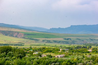 Gürcistan 'da yazın geniş yeşil tarlalar ve dağlar