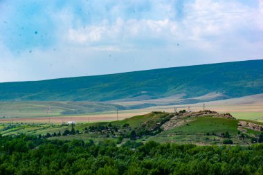 Gürcistan 'da yaz aylarında yeşil alanlar ve dağlar