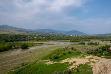Gürcistan 'ın doğası yazın son derece çeşitlidir.