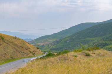 Gürcistan 'da dağlar arasında dar bir yol var.