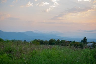 Gürcistan 'da bir tarlanın üzerinde bulutlarla kaplı güzel bir gökyüzü.