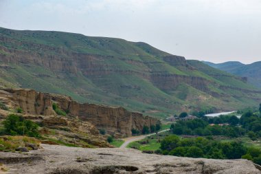 Gürcistan 'da güzel dağlar ve yazın yeşillik.