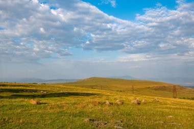 Gürcistan 'da yazın pitoresk tarlalar ve dağlar