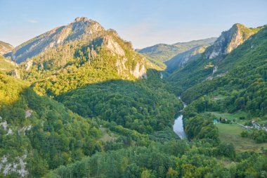 Montgro dağlarının güzel manzarası.