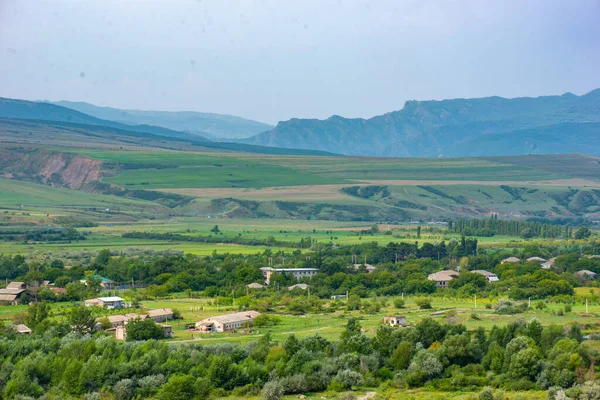 Gürcistan 'da yazın pitoresk tarlalar ve dağlar — Stok fotoğraf