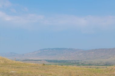 Gürcistan 'da yazın geniş yeşil tarlalar ve dağlar