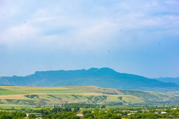 Gürcistan 'da yazın geniş yeşil tarlalar ve dağlar — Stok fotoğraf