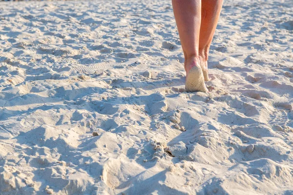 人类的脚在沙滩上的干沙滩上行走 — 图库照片