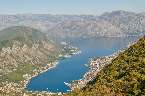 Moğolistan 'daki dağların ve körfezin büyüleyici manzarası