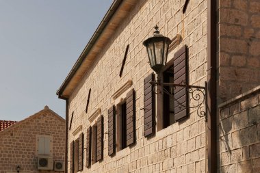 Karadağ 'da kayalık evlerle dolu güzel dar sokaklar