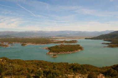 Montgro 'da zümrüt suyla birlikte Kotor Körfezi.