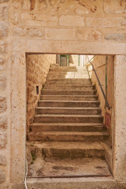 Karadağ 'da kayalık evlerle dolu güzel dar sokaklar