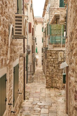 Adriyatik Denizi Kotor Körfezi kıyısında yer almaktadır.