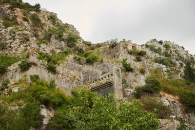 Adriyatik Denizi Kotor Körfezi kıyısında yer almaktadır.