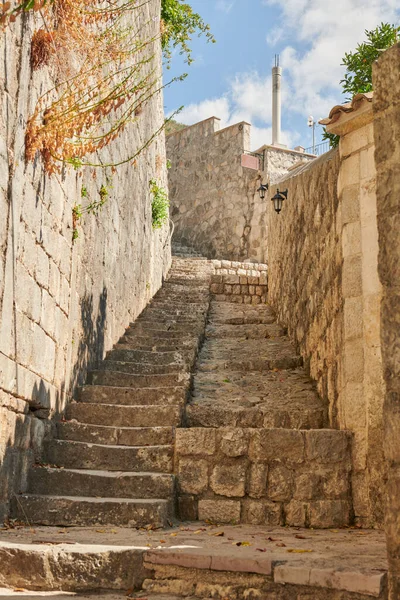 Perast iki sokaktan oluşan küçük bir kasabadır.