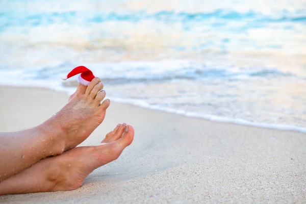 Санта-Клаус капелюх носить на пальці на пляжі — стокове фото
