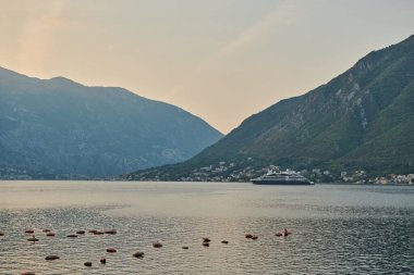 Moğolistan 'daki dağların ve körfezin büyüleyici manzarası