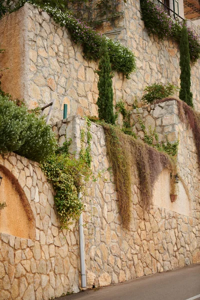 Situado en la orilla de la Bahía de Kotor del Mar Adriático — Foto de Stock