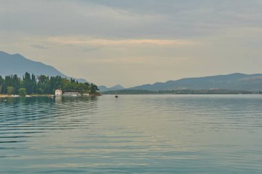 Adriyatik Denizi kıyısındaki güzel körfez