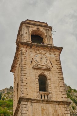 Perast iki sokaktan oluşan küçük bir kasabadır.