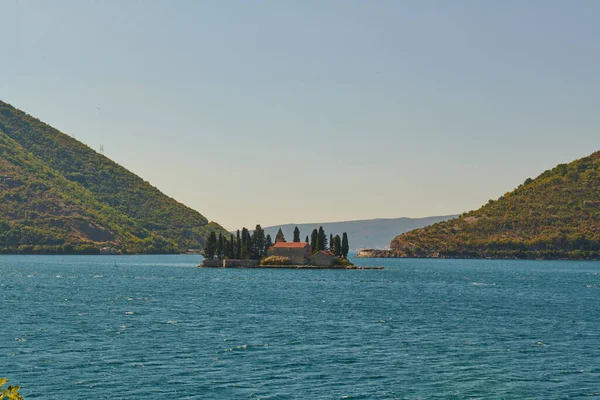 Kotor Körfezi ve Karadağ dağlarının manzarası