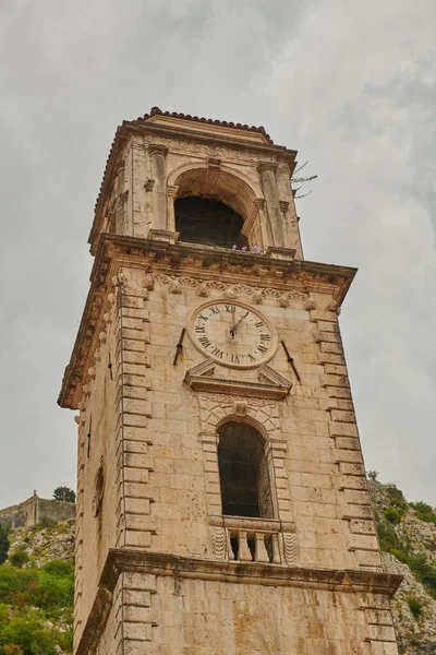 Perast iki sokaktan oluşan küçük bir kasabadır.