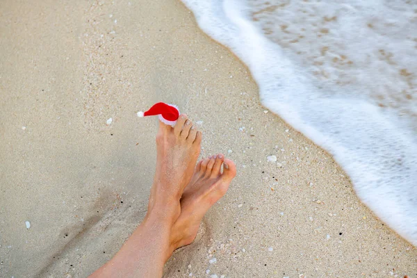海滩上脚趾头戴着圣爪帽 — 图库照片
