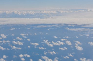 Bulutsuz gündüz gökyüzü maviye boyanır