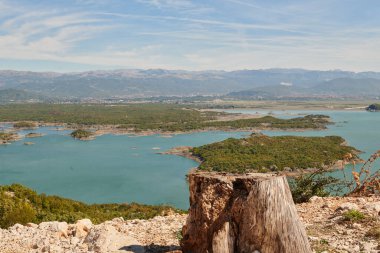 Adriyatik Denizi kıyısındaki güzel körfez