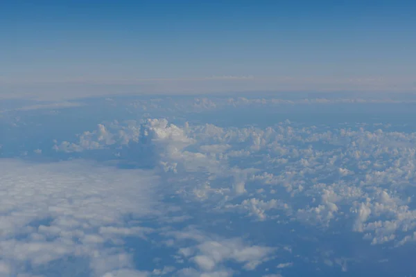 Cieli nuvolosi diurni sono dipinti di blu in estate — Foto Stock