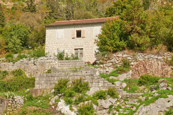 Edifici residenziali in pietra a montenegro bellissimi — Foto Stock