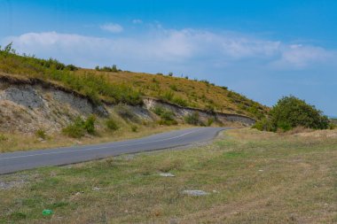 Gürcistan 'da dağlar arasında dar bir yol var.