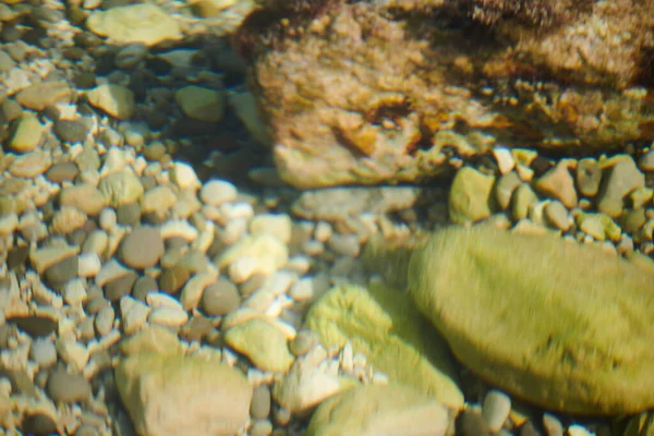 Pedras de diferentes tamanhos encontram-se no mar — Fotografia de Stock