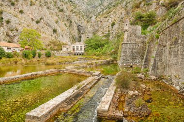 Yazın Montgro 'da çok eski bir kale.