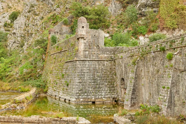 モンテネグロの非常に古い要塞で — ストック写真