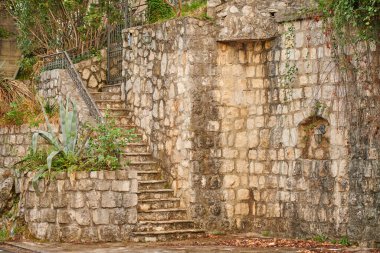 Yazın Montgro 'da çok eski bir kale.
