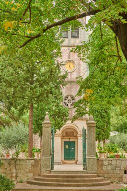 Montgro 'da yaz aylarında yeşillikte antik bir şapel.